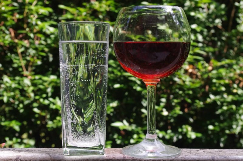 Вино, разбавленное водой: причины и порядок смешивания