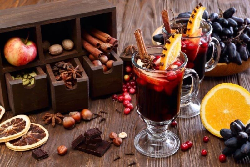 Глинтвейн с яблоками, корицей, апельсином и яблоком