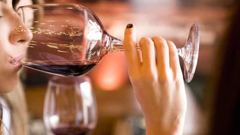 Регулярное употребление повышает риск алкогольной зависимости