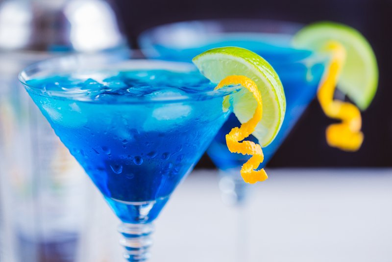 10 голубых коктейлей алкогольных и безалкогольных